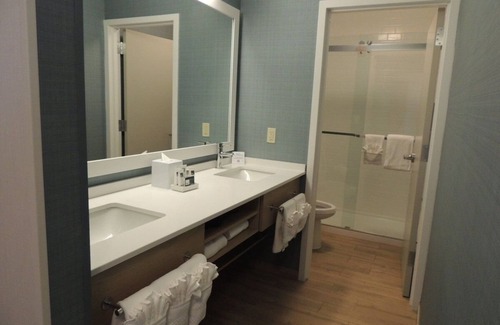 Medical Center Area Hotel | 2 Spacious Family Rooms with Modern Amenities Near Top Hospitals - Parking