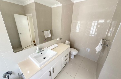 Sunnybank House | 2 spacious rooms with shared bathroom in Modern Sunnybank Home