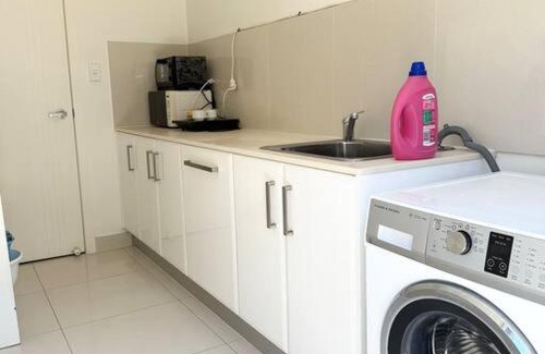 Sunnybank House | 2 spacious rooms with shared bathroom in Modern Sunnybank Home