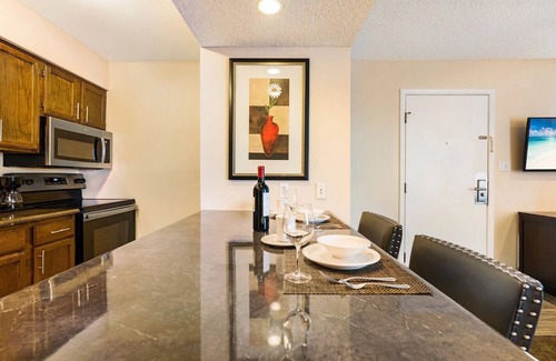 Biggs Field Hotel | 2 Spacious Suites – Pool, Free Breakfast & Full Kitchen