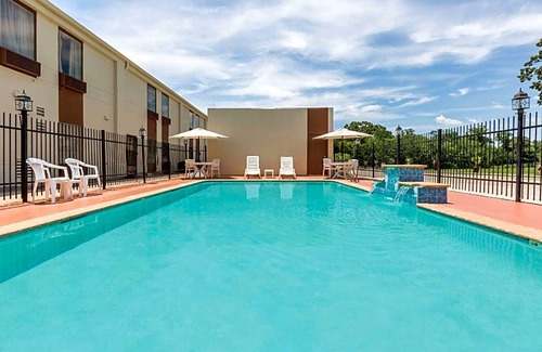 Rayne Hotel | 2-Star Hotel ∙ Days Inn by Wyndham Rayne