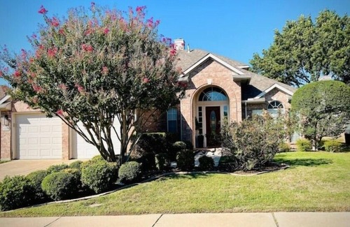 Southeast Arlington House | 2 Story🏡 POOL 🏊🏼♀️ HOT TUB Spacious 🐶Friendly Centrally Located KING & Queen Beds