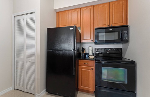 Florida Center Apartment | 2 Suites, Sleep 6, Kitchen, Near Epic Univ