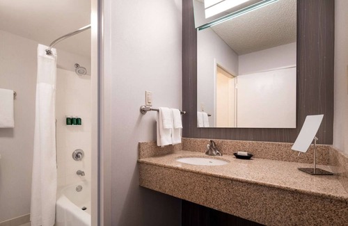El Segundo Hotel | 2 Tranquil Rooms Perfect for Exploring LA’s Top Attractions & Venues