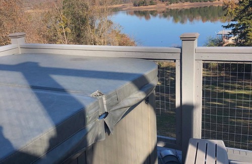 Lowell House | 20 Miles to Razorback Stadium; Close in Beaver Lake WATERFRONT