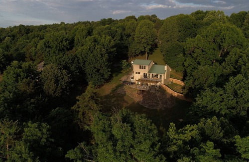 Lowell House | 20 Miles to Razorback Stadium; Close in Beaver Lake WATERFRONT