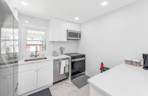 Little Ferry House | 20 Min from NYC, Parking, Modern, 10 Min MetLife Stadium and American Dream mall