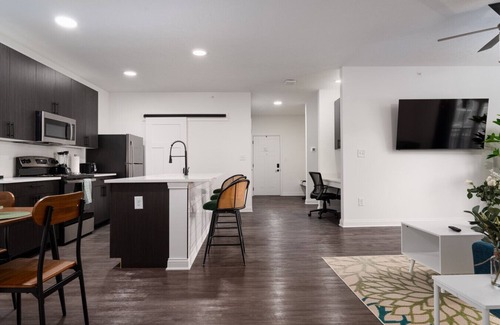 Whitestown Apartment | 20 mins DT | Sleeps 9 |Verdant Retreat SpaciousGym