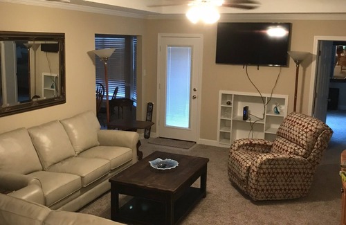 Foley House | 20 MINUTES TO BEAUTIFUL WHITE SANDY BEACHES