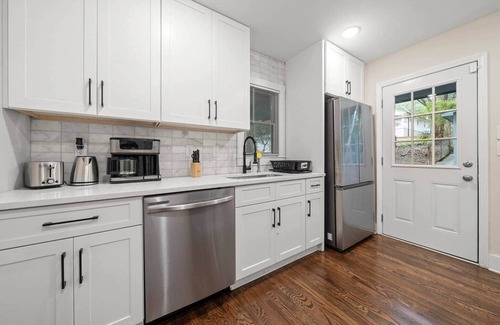 East Point House | 20% OFF | 1 BR Home |12 Mins to Airport