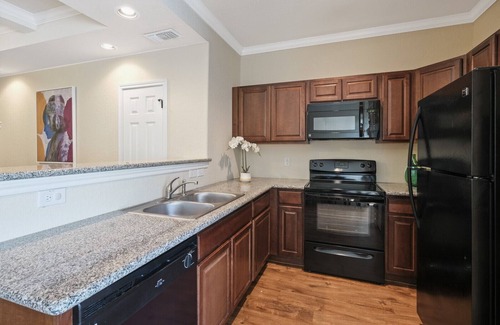 Selma House | 20% OFF Updated 3BR 2.5BTH Townhome - Pet-friendly - Fast WiFi-Driveaway Parking