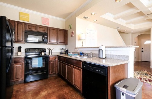 Selma House | 20% OFF Updated 3BR 2.5BTH Townhome - Pet-friendly - Fast WiFi-Driveaway Parking