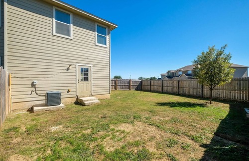 Selma House | 20% OFF Updated 3BR 2.5BTH Townhome - Pet-friendly - Fast WiFi-Driveaway Parking