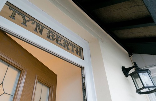 Beaumaris Apartment | 20 Rosemary Lane - a coastal that sleeps 4 guests in 2 bedrooms
