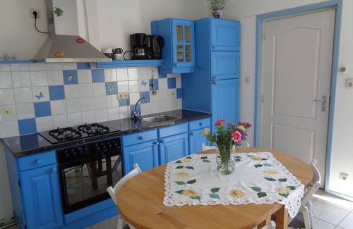 Westkapelle Apartment | 200 m from the sea, directly on the lake with hiking trail and small wooded area.