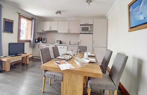 Les Menuires Apartment | 200m from ski slopes, 1st floor, fitness, balcony, tv, 55m², Les Menuires