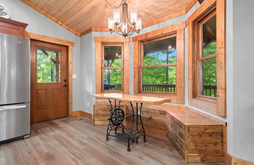 Skyland Cabin | 2019 Newly Built ~ LUXURY Cabin ~ 23 Acre Estate ~ Hot Tub ~ 8 miles to Downtown