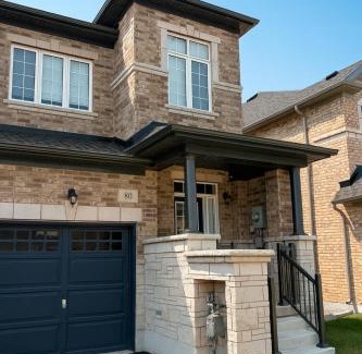 Cambridge House | 2024 Built Stylish 3BR Cambridge Townhouse with Free Parking, WiFi, Full Kitchen, Laundry, Only 8 Mins to African Lion Safari! Perfect for Family Travel, Group Trips or Work Stays!