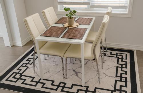 Cambridge House | 2024 Built Stylish 3BR Cambridge Townhouse with Free Parking, WiFi, Full Kitchen, Laundry, Only 8 Mins to African Lion Safari! Perfect for Family Travel, Group Trips or Work Stays!