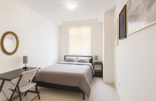 Cambridge House | 2024 Built Stylish 3BR Cambridge Townhouse with Free Parking, WiFi, Full Kitchen, Laundry, Only 8 Mins to African Lion Safari! Perfect for Family Travel, Group Trips or Work Stays!