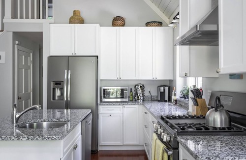 Cedar House | 2025 availability- BOOK NOW! - central location - modern rental!