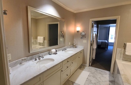 Financial District Apartment | 2025 NBA All-Star Weekend in San Francisco. Charming Ritz Carlton Residence 2-BR