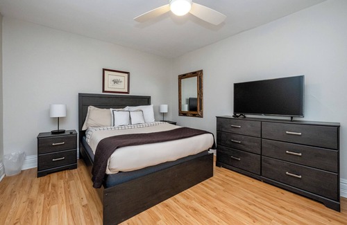 Three Oaks House | 2026 OPEN! Three Oaks Multi Unit (2 Night Summer Min)