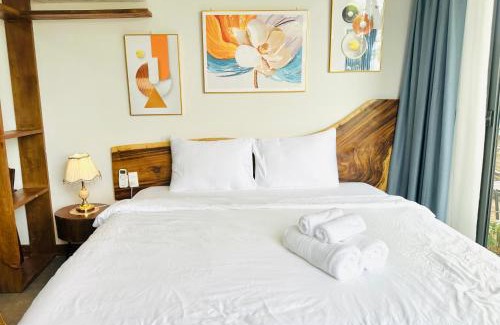 Ninh Kieu Apartment | 202MSNK Luxe Studio w Balcony & Kitchen