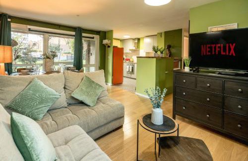 Chaucer Apartment | 20PERCENTOFF NOW!-Feel at Home in 5 Star London Bridge Apartment with Netflix, Games and Parking-Genius-Mobile Deals!