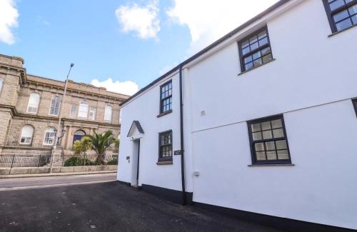 Chysauster House | 21 Alverton Street