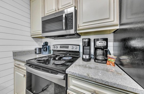 Miramar Beach Condo | 21 | Walk to Pompano Joes in 2 minutes + Pool + Beach Cart!