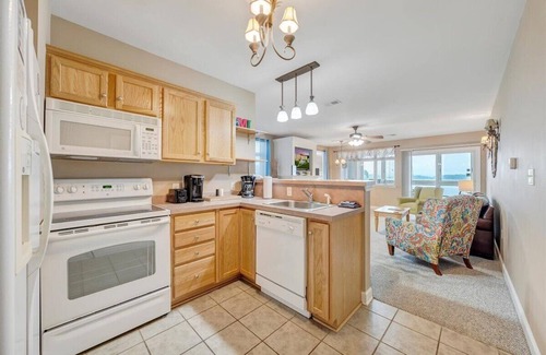 Smith Mountain Lake Apartment | #211 Pointe - 2 Bedroom Lakefront Condo at Mariners SML