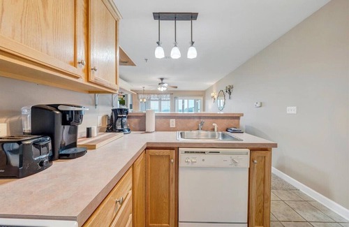 Smith Mountain Lake Apartment | #211 Pointe - 2 Bedroom Lakefront Condo at Mariners SML