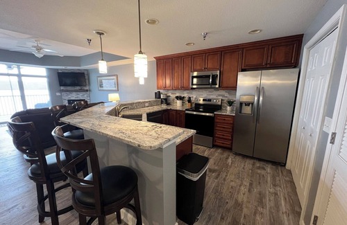 Kaiser Condo | 2110 Towers Beautiful Condo! Quiet! Elevators, indoor/outdoor pools. Free Wifi