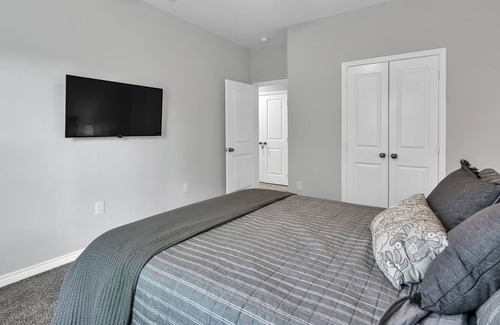 Montgomery House | 22 New Build free coffee wifi smart TV Close to lake