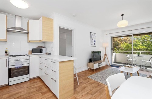 Subiaco Apartment | 22 Superb Subiaco Apt for Couples parkng