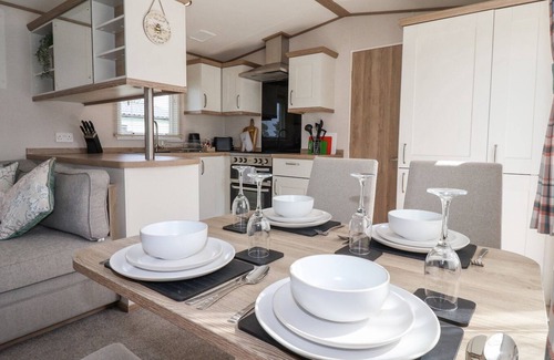 West Heslerton House | 22 - THE BURROWS, pet friendly, with hot tub in West Heslerton