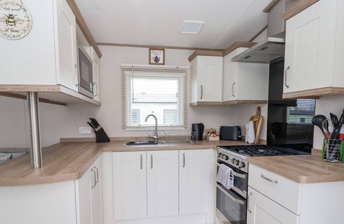 West Heslerton House | 22 - THE BURROWS, pet friendly, with hot tub in West Heslerton