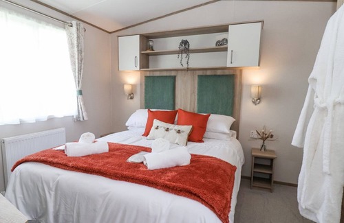 West Heslerton House | 22 - THE BURROWS, pet friendly, with hot tub in West Heslerton