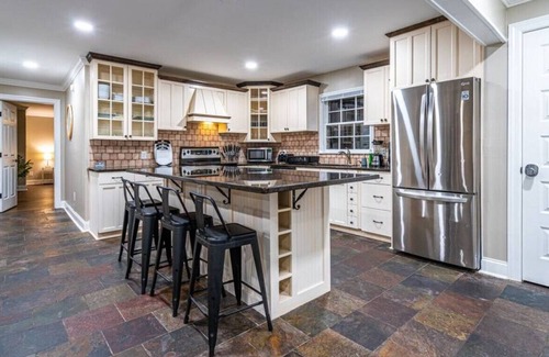 Huntsville House | 2205 Rothmore Dr SW · Aurora - 5 Bedroom / Fiber Wi-Fi / Beautiful Home