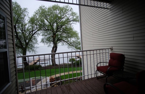 Delavan Lake Condo | 221 - Spacious Two Bedroom Lake View Condo Suite