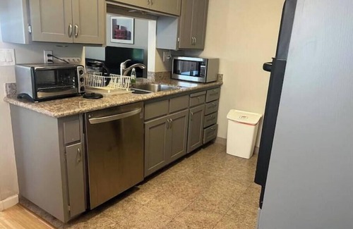 Downtown North Apartment | 225Ramona 1bdm/1bth crprt/lndry