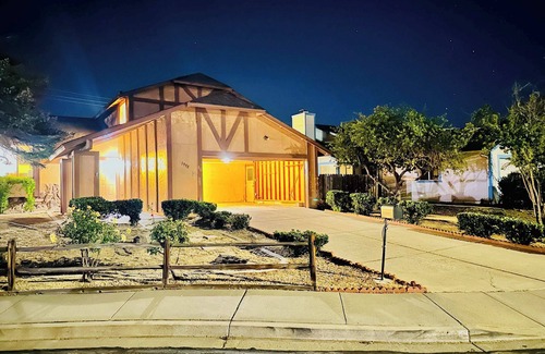 Sparks House | 23 Minutes To Tesla/9 Beds