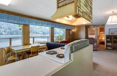 Maple Falls Cabin | 24MF - Lake Front - WiFi by RedAwning