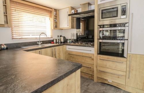 Haveringland Cottage | 27 LAKE VIEW, pet friendly in Cawston