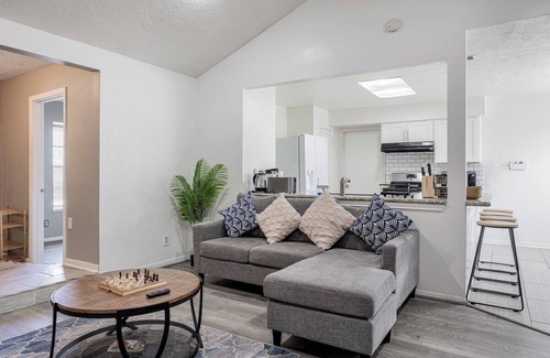 Spring Branch Central House | 2710 Y1 cozy near IKEA Downtown Zoo