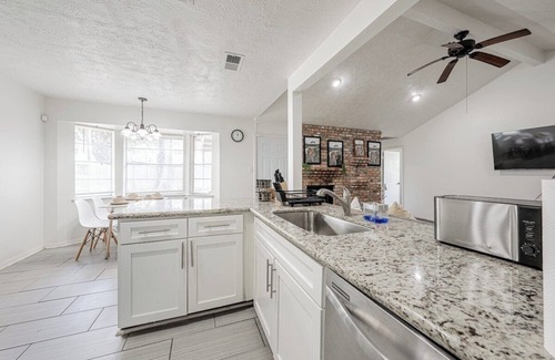 Spring Branch Central House | 2710 Y1 cozy near IKEA Downtown Zoo