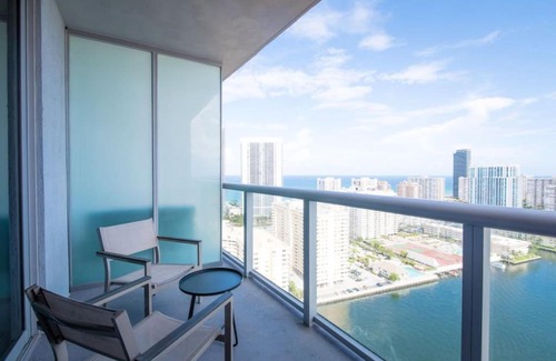 Hallandale Beach House | 2803B Modern Long Short stay vacation condo city view pool gym balcony