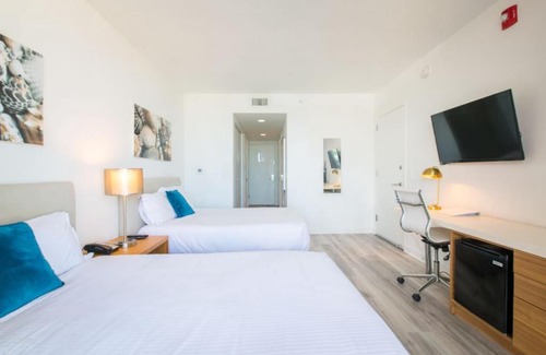 Hallandale Beach House | 2803B Modern Long Short stay vacation condo city view pool gym balcony