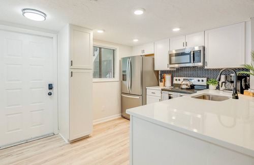 Windsor Forest Condo | 2bd/2ba Condo * Renovated * Dogs Welcome * Condo in Savannah*30+ day stay *Pool
